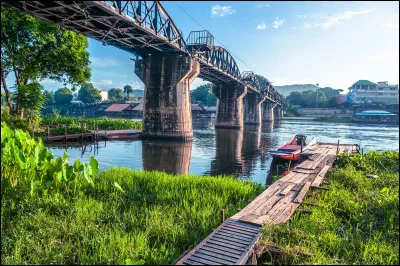 Quelle est cette ville de Thaïlande où fut construit en 1942 un pont ferroviaire sur la rivière Kwai par des prisonniers de guerre maltraités sous commandement inhumain japonais ?