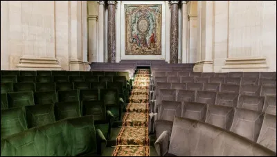 Combien y a-t-il de fauteuils verts à l'Académie française, chiffre qui correspond au nombre de membres élus ?