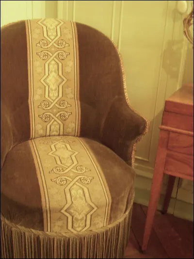 Même si vous lui faites des bisous, ce fauteuil apparu au XIXe siècle ne se transformera pas en prince charmant. Quel est son nom ?