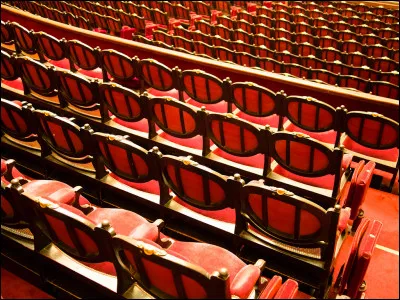 Où sont situés les fauteuils d'orchestre, dans une salle de spectacle ?