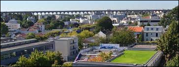 Ville du département du Val de Marne, située en grande partie dans la vallée de la Bièvre, peuplée de 21 000 habitants :