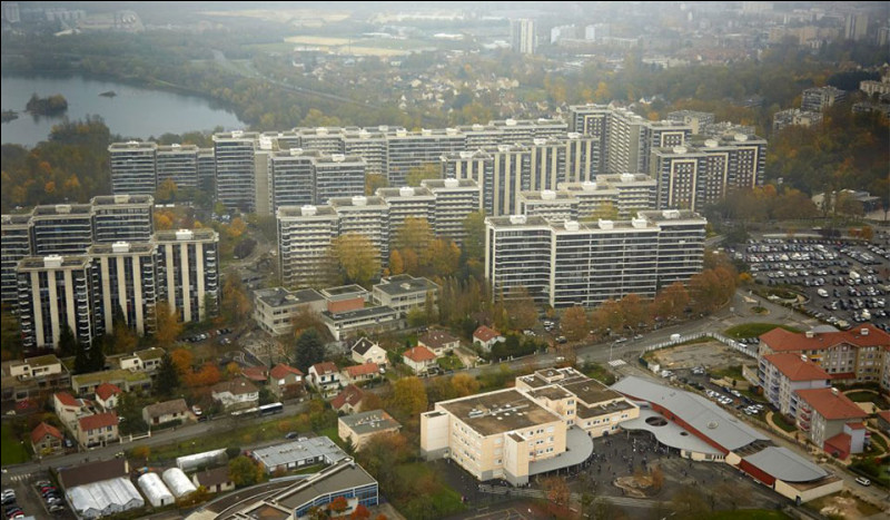 Ville du département de l'Essonne, située sur la rive gauche du fleuve, l'une des villes où le revenu les ménages est le plus faible, peuplée de 28 000 habitants :