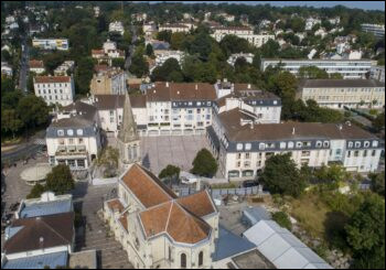 Ville du département des Hauts de Seine, résidentielle, située sur le versant d'un coteau, le long du parc de Saint-Cloud, peuplée de 17 000 habitants :