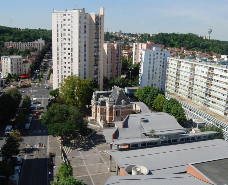 Ville du département de la Seine-Saint-Denis, située à l'est de Paris, ancien grand centre ferroviaire et industriel, peuplée de 44 000 habitants :