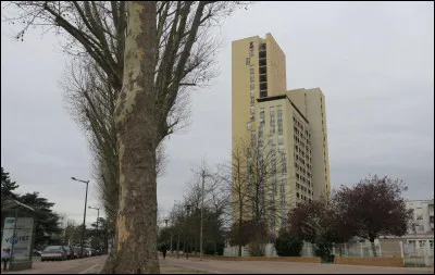 Ville du département de lEssonne, située sur la rive droite de la Seine, peuplée de 31 000 habitants :