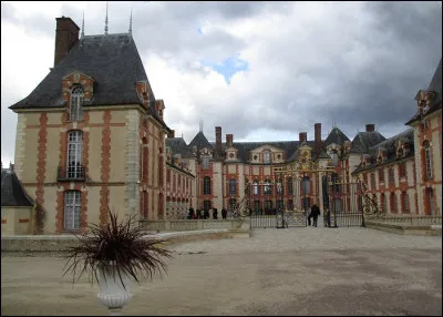 Ville du département du Val-de-Marne, située en bordure de la forêt de Sénart, peuplée de 16 000 habitants :