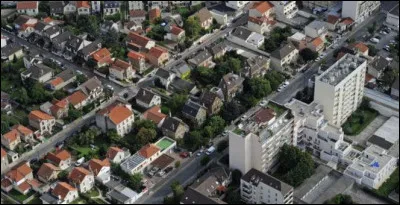 Ville du département de la Seine-Saint-Denis, traversée par le canal de l'Ourcq, peuplée de 23 000 habitants :