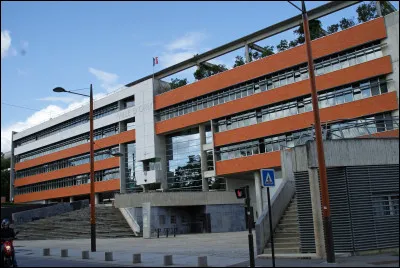 Ville du département du Val-de-Marne, mondialement connue, située au sud de Paris et peuplée de 23 000 habitants :