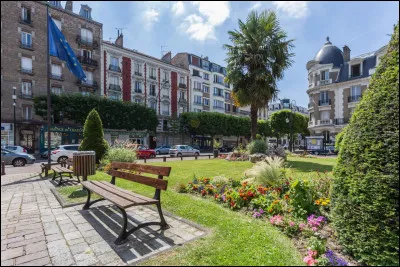 Ville du département de la Seine-Saint-Denis, l'une des rares villes du département où le revenu moyen des ménages est supérieur à la moyenne de l'Île-de-France, peuplée de 14 000 habitants :