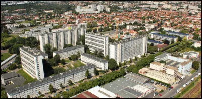Ville du département du Val-de-Marne, située au sud de Paris, sur la rive gauche de la Seine, peuplée de 46 000 habitants :