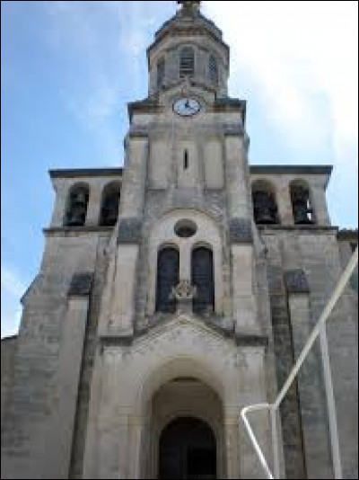 Nous commençons notre balade en Occitanie, au pied de l'église Saint-Félix de Boisson, à Allègre-les-Fumades. Commune de l'aire d'attraction Alésienne, elle se situe dans le département ...