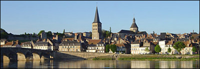 Une douzaine de librairies se sont installées à La Charité-sur-Loire, surnommée "Ville du livre et cité du mot" ; cette petite ville se trouve de la département de l'/du/de la ...