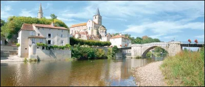 Montmorillon, petite ville travers&eacute;e par la Gartempe, "Cit&eacute; de l'&eacute;crit et des m&eacute;tiers du livre", accueille un important salon du livre chaque ann&eacute;e. Elle se trouve dans le d&eacute;partement de l'/la ...