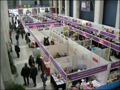 Cette ville accueille chaque ann&eacute;e en octobre un salon du livre d'histoire : c'est ...