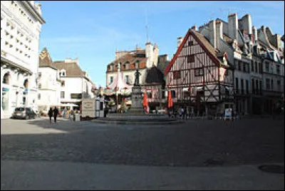 Dans quelle ville, en dehors de Paris et de Méribel, se déroule "LÉtudiante" avec Sophie Marceau ?
