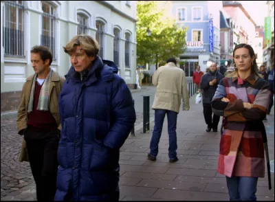 Dans quelle ville vivent les personnages (Vincent Lindon et Cécile de France) de "la confiance règne", ville où est tournée la scène du vol d'argent au distributeur automatique de billets) ?