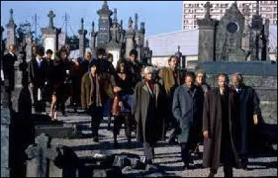 Dans quelle ville arrive-t-on à la gare et ensuite au cimetière dans "Ceux qui m'aiment prendront le train" ?