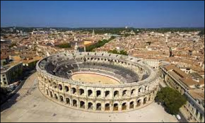 Dans quel département se trouve la ville de Nîmes ?