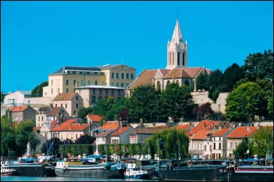 Ville des Yvelines, située au bord de la Seine, sur la rive droite du fleuve, à son confluent avec l'Oise, peuplée de 35 000 habitants :
