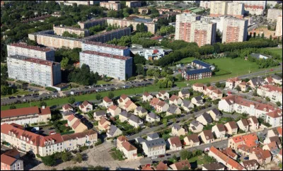 Ville des Yvelines, située sur un plateau au sud de Versailles ; d'abord développée comme centre ferroviaire, elle a connu une forte croissance démographique dans les années 80, peuplée de 32 000 habitants :