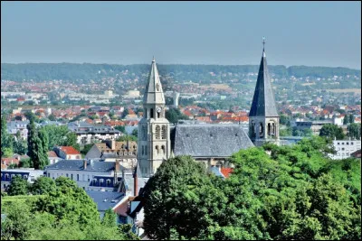 Ville des Yvelines, située dans la vallée de la Seine, ancienne cité royale, lieu de naissance de deux rois au moyen-âge, grand centre de l'industrie automobile, peuplée de 38 000 habitants :
