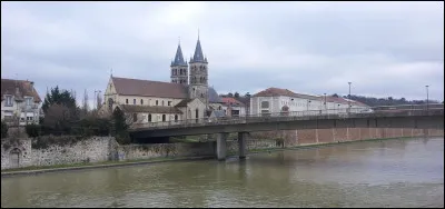 Chef-lieu de la Seine-et-Marne, située au sud-est de Paris, dans un méandre de la Seine, peuplée de 39 000 habitants :