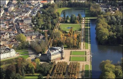 Ville des Yvelines, située sur un plateau au sud-ouest de Paris, bordée par une vaste forêt, peuplée de 26 000 habitants :