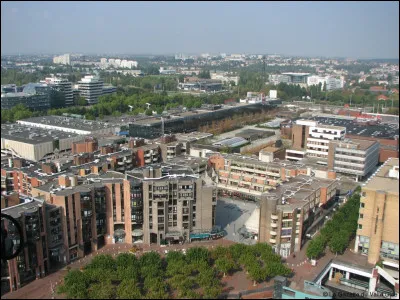 Ville du Val-d'Oise, située sur la rive droite de l'Oise, à la limite sud du Vexin français, ville nouvelle construite à partir du milieu des années 1960, peuplée de 66 000 habitants :