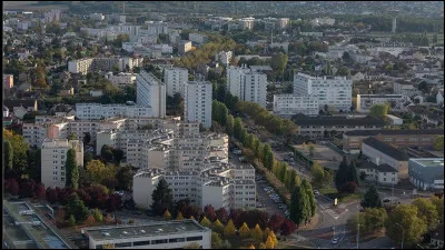 Ville des Yvelines, située sur la rive gauche de la Seine, centre de l'industrie aérospatiale, elle a connu un fort développement démographique depuis 1960 et compte 32 000 habitants :