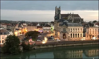 Ville de Seine-et-Marne, peuplée de 55 000 habitants, bordée par la Marne, ancienne capitale de la Brie :