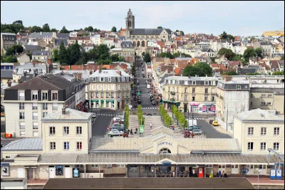 Ville du Val-d'Oise, située sur la rive droite de l'Oise, capitale historique du Vexin français, peuplée de 31 000 habitants :
