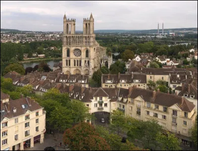 Ville des Yvelines, située à une cinquantaine de kilomètres à l'ouest de Paris, sur la rive gauche de la Seine, peuplée de 44 200 habitants :