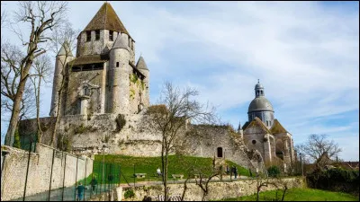 Ville de Seine-et-Marne, située sur le plateau de Brie, ancienne ville des comtes de Champagne, ville de grandes foires au moyen-âge, peuplée de 13 000 habitants :