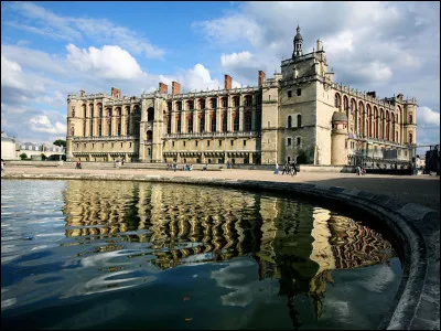 Ville des Yvelines, située sur le bord d'un plateau dominant la Seine de 60 mètres, connue pour son château, peuplée de 44 700 habitants :