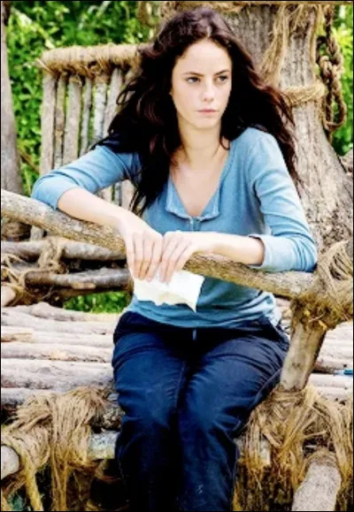 Qu'est-il écrit sur le mot que Teresa tient à la main à son arrivée ?