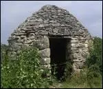 Comment appelle-t-on les abris de berger construits en pierres sches qui parsment les causses du Quercy ?