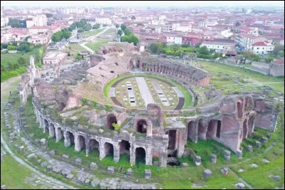 Cette ville de Campanie, fond&eacute;e vers 600 av. J-C, a &eacute;t&eacute; &eacute;trusque, samnite puis romaine ; elle accueille et soutient Hannibal puis retrouve la prosp&eacute;rit&eacute; sous l'empire. Elle est d&eacute;vast&eacute;e par les Sarrasins au moyen-&acirc;ge.