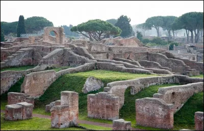 C'est le port maritime de Rome, situ&eacute; &agrave; l'embouchure du Tibre, &agrave; 20 km de Rome, o&ugrave; arrivaient les marchandises en provenance de tout le monde romain.