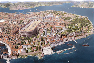 Fondée en 330 sur le site de la ville grecque, pour être une "nouvelle Rome", elle est devenue capitale de l'empire romain d'orient et l'une des plus grandes villes de l'antiquité puis du moyen-âge.
