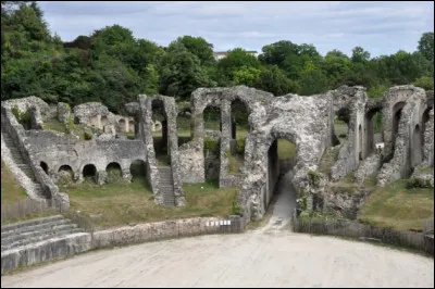 Fond&eacute;e par les Romains, sous le r&egrave;gne d'Auguste, sous le nom de Mediolanum ; situ&eacute;e &agrave; une des extr&eacute;mit&eacute;s de la Via Agrippa qui la reliait &agrave; Lugdunum, elle devient au 1er si&egrave;cle la capitale de la province de Gaule aquitaine.