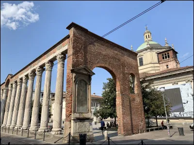 Ville de la gaule cisalpine, devenue romaine au IIIe si&egrave;cle av. J-C.; elle conna&icirc;t un grand d&eacute;veloppement sous l'empire et en devient la capitale &agrave; partir du r&egrave;gne de Diocl&eacute;tien.