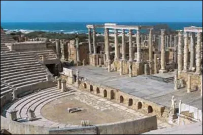 Fond&eacute;e par les Carthaginois, devenue romaine apr&egrave;s les guerres puniques, incorpor&eacute;e dans la province d'Afrique. Elle devient alors un important centre de commerce. Septime S&eacute;v&egrave;re la favorise en b&acirc;tissant de nombreux monuments.