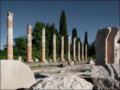 Cette ville proche de l'Adriatique a &eacute;t&eacute; fond&eacute;e en 181 av. J.-C. ; elle devient sous l'empire une ville importante et la grande plaque tournante du commerce en direction des r&eacute;gions danubiennes et rh&eacute;nanes ; elle a &eacute;galement &eacute;t&eacute; un grand foyer du christianisme.