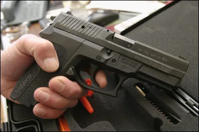 Si un ami te propose de l'aider à s'introduire dans une base russe, que fais-tu ?