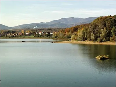 Le lac de Michelbach est dans les Vosges.