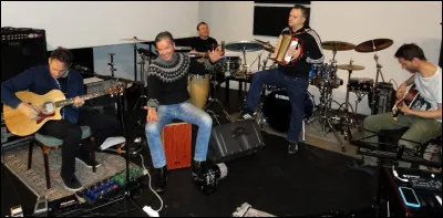 Complétez : 
"Skjóta rótum sínum..."