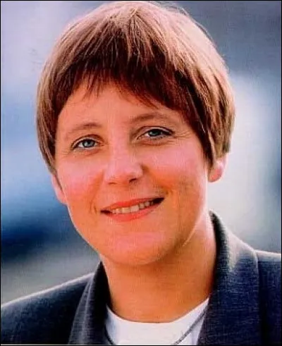 Ses parents quittent rapidement Hambourg, où elle est née, pour s'installer en RDA, où la famille vivra désormais : pour quelle raison ?