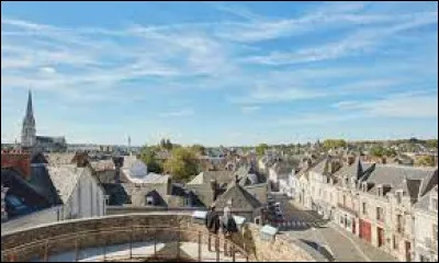 Dans quel département se trouve la ville de Châteaubriant ?