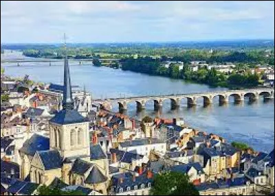 Dans quel département se trouve la ville de Saumur ?