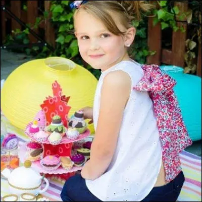 Dans la marine, quel nom donne-t-on, actuellement, à la superstructure placée à l'arrière des bateaux et servant de logement, anciennement appelée gaillard d'arrière ?